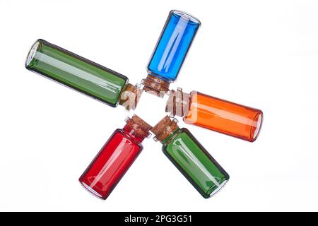 Viele gefüllte Glasflaschen auf isoliertem Hintergrund Stockfoto