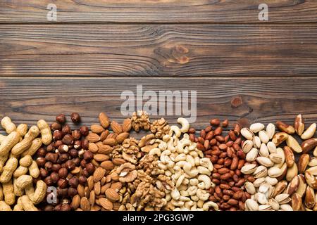 Unterschiedlicher Hintergrund des NUTS-Rahmens. Nahaufnahme, Draufsicht, flach liegend mit Vopy-Raum. Walnuss, Pistazien, Mandeln, Haselnüsse und Cashews. Stockfoto