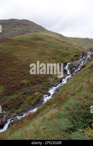 Gatherstone Beck Wasserfälle am Gatherstone Head auf dem Black Sail Pass Path im Mosedale Valley, Lake District National Park, Cumbria. UK. Stockfoto