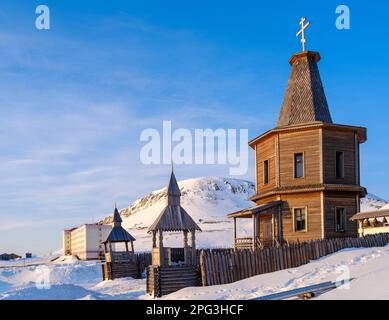 Die russisch-orthodoxe Kirche. Russische Bergbaustadt Barentsburg am Fjord Groenfjorden, Svalbard. Das Kohlebergwerk ist noch in Betrieb. Arktis-Region Stockfoto