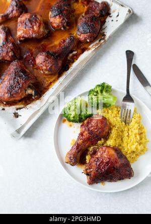 Glasiertes Huhn mit Pilaureis und Brokkoli Stockfoto
