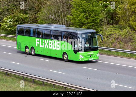 FLIXBUS, der Flixbus-Service N10 von London nach Glasgow betreibt. 2021 grüner Mercedes Benz Tourismo L, Schottischer Diesel-Einzeldeckerbus; Fahrt auf der Autobahn M6, Großbritannien Stockfoto