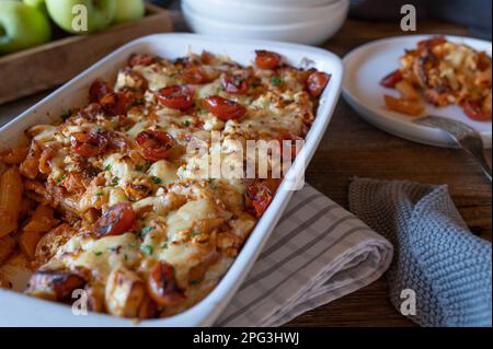 Lachs-Pasta-Auflauf mit Tomatensoße, Penne und Käseaufstrich Stockfoto