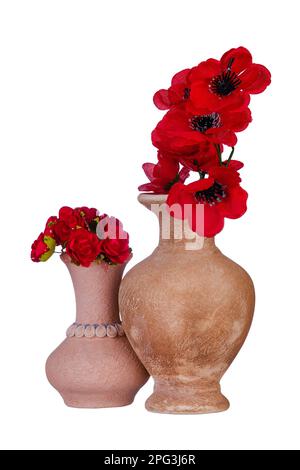 Zwei Keramikvasen mit künstlichen Blumen auf isoliertem Hintergrund Stockfoto