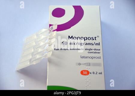 Eine Schachtel Monopost (Latanoprost) 50 Mikrogramm/ml Augentropfenlösung in Einzeldosisbehältnissen von Thea zur Behandlung von Offenwinkelglaukom und okulärer Hypertonie. Stockfoto