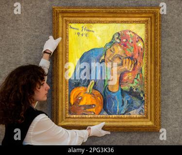 London, Großbritannien. 20. März 2023 Ein Techniker hängt „Meinkie with Pumpkin“, 1948, von Irma Stern (geschätzt £250.000 - 350.000 GBP) bei einer Vorschau auf den Verkauf moderner und zeitgenössischer afrikanischer Kunst in Bonhams. Werke einiger der größten Namen südafrikanischer Kunst werden am 22. März in den Bonhams New Bond Street Galerien versteigert. Kredit: Stephen Chung / Alamy Live News Stockfoto
