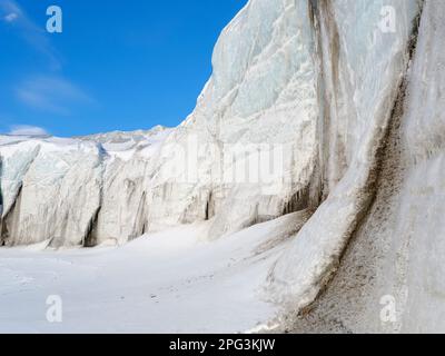 Gletscherfront von Fridtjovbreen. Landschaft im Van Mijenfjorden Nationalpark, (ehemaliger Nordenskioeld NP), Insel Spitsbergen, Teil des Svalbard-Bogens Stockfoto