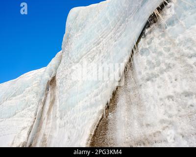 Gletscherfront von Fridtjovbreen. Landschaft im Van Mijenfjorden Nationalpark, (ehemaliger Nordenskioeld NP), Insel Spitsbergen, Teil des Svalbard-Bogens Stockfoto