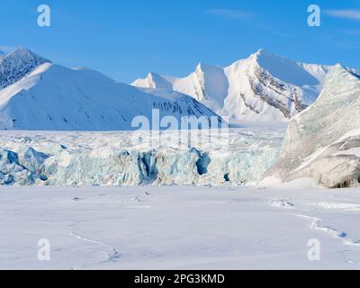 Gletscherfront von Fridtjovbreen und dem gefrorenen Fjord Van Mijenfjorden. Landschaft im Van Mijenfjorden Nationalpark, (ehemaliger Nordenskioeld NP), Insel Stockfoto