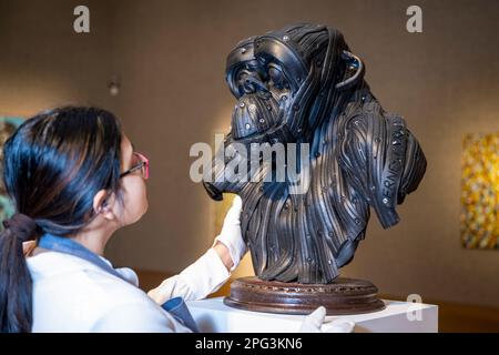 London, Großbritannien. 20. März 2023 Ein Techniker inspiziert „Deep Thought“, 2021, von Ernest Nkwocha (geschätzt £3.000 - 5.000 GBP) bei einer Vorschau auf den Verkauf moderner und zeitgenössischer afrikanischer Kunst in Bonhams. Werke einiger der größten Namen südafrikanischer Kunst werden am 22. März in den Bonhams New Bond Street Galerien versteigert. Kredit: Stephen Chung / Alamy Live News Stockfoto