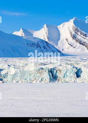 Gletscherfront von Fridtjovbreen und dem gefrorenen Fjord Van Mijenfjorden. Landschaft im Van Mijenfjorden Nationalpark, (ehemaliger Nordenskioeld NP), Insel Stockfoto