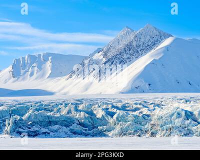 Gletscherfront von Fridtjovbreen und dem gefrorenen Fjord Van Mijenfjorden. Landschaft im Van Mijenfjorden Nationalpark, (ehemaliger Nordenskioeld NP), Insel Stockfoto