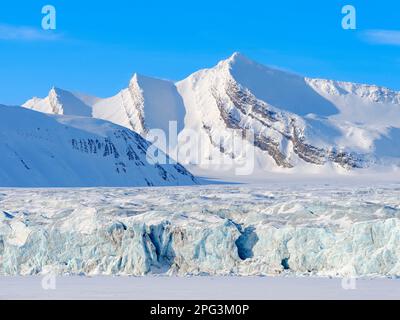 Gletscherfront von Fridtjovbreen und dem gefrorenen Fjord Van Mijenfjorden. Landschaft im Van Mijenfjorden Nationalpark, (ehemaliger Nordenskioeld NP), Insel Stockfoto