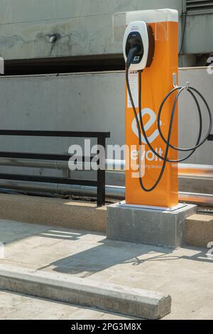 Bangkok, Thailand - 18. Februar 2023 : Vertikale Aufnahme der Evolt-Ladestation für Elektroautos auf einem Parkplatz. Ladestation für Elektrofahrzeuge in einem Wohnmobil Stockfoto