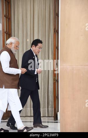 Neu-Delhi, Indien. 20. März 2023. Der indische Premierminister Narendra Modi trifft sich mit seinem japanischen Amtskollegen Fumio Kishida. Zwei Ministerpräsidenten sollen vor dem Hintergrund des Russisch-ukrainischen Krieges über Verteidigungssicherheit, wirtschaftliche Beziehungen und Partnerschaft im Bereich saubere Energie diskutieren. (Foto: Sondeep Shankar/Pacific Press) Kredit: Pacific Press Media Production Corp./Alamy Live News Stockfoto