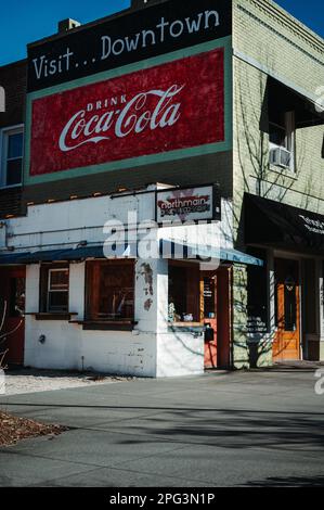 Vertikales Bild des Gebäudes mit großem Coca-Cola-Schild Stockfoto