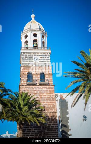 Teguise, Lanzarote, Spanien, 2023. März: Blick auf den Uhrenturm der Kirche Teguise, der ehemaligen Hauptstadt der spanischen Kanarischen Insel Lanzarote Stockfoto