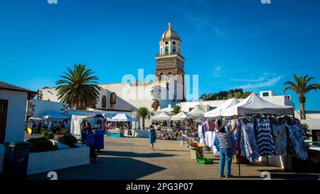 Teguise, Lanzarote, Spanien, März 2023: Blick auf den Sonntagsmarkt im Dorf Teguise in Lanzarote, Spanien Stockfoto