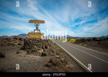 Timanfaya, Lanzarote, Spanien, März 2023: Blick auf das Eingangsschild und die Straße des Nationalparks Timanfaya auf Lanzarote, Kanarische Inseln. Das El Diablo-Sym Stockfoto