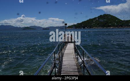 Ein Paar besucht den Sai Wan Swimming Shed am Mount Davis im Western District. 15JUL21 SCMP/Sam Tsang Stockfoto