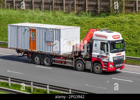 WERNICK Container Site Office MODULARER KRAN für DAF CF MIT FASSF660 HIAB. Vincents Transport; Fahrt auf der autobahn M6, Großbritannien Stockfoto