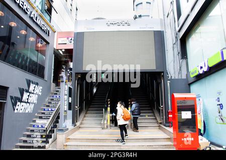 Koreaner und ausländische Reisende, die zu Fuß gehen, benutzen Treppen und Rolltreppen, um den Diamond Busan Tower und den Yongdusan Park in Nampo dong bei Jung zu besuchen Stockfoto