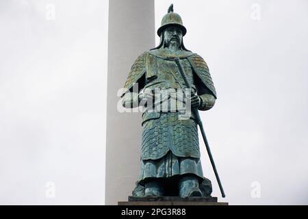 Skulpturenskulpturen des Yi-Sun-Sin-Figuren-Denkmals für koreaner und ausländische Reisende besuchen den Diamond Busan Tower und den Yongdusan Park in Stockfoto