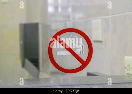 Rauchverbotsschild in einem öffentlichen Frauenbad in einem Einkaufszentrum. Stockfoto