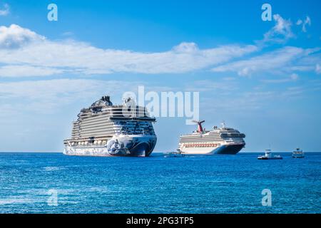 Grand Cayman, Kaimaninseln, Februar 2023, Blick auf die norwegische Prima und die Karnevalsgloria auf dem Karibischen Meer, verlegt von George Town Stockfoto