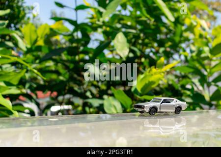 Bogor, Indonesien, 18. März 2023 - Spielzeug der alten Nissan Skyline 2000 GT-R am Rand des Glasdachs, nach einigen Änderungen. Stockfoto