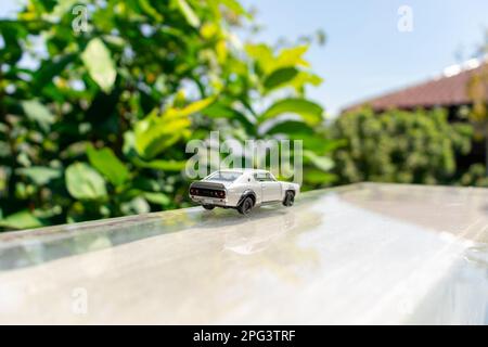 Bogor, Indonesien, 18. März 2023 - Spielzeug der alten Nissan Skyline 2000 GT-R am Rand des Glasdachs, nach einigen Änderungen. Stockfoto