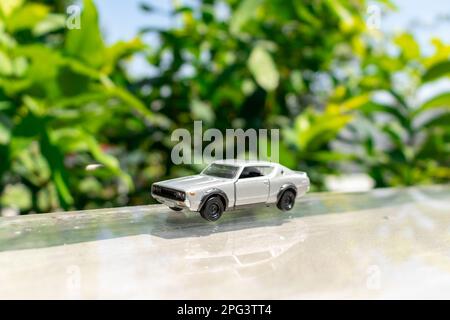 Bogor, Indonesien, 18. März 2023 - Spielzeug der alten Nissan Skyline 2000 GT-R am Rand des Glasdachs, nach einigen Änderungen. Stockfoto