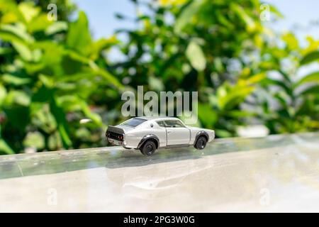 Bogor, Indonesien, 18. März 2023 - Spielzeug der alten Nissan Skyline 2000 GT-R am Rand des Glasdachs, nach einigen Änderungen. Stockfoto