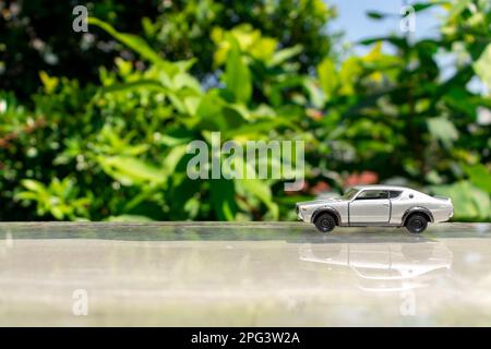 Bogor, Indonesien, 18. März 2023 - Spielzeug der alten Nissan Skyline 2000 GT-R am Rand des Glasdachs, nach einigen Änderungen. Stockfoto