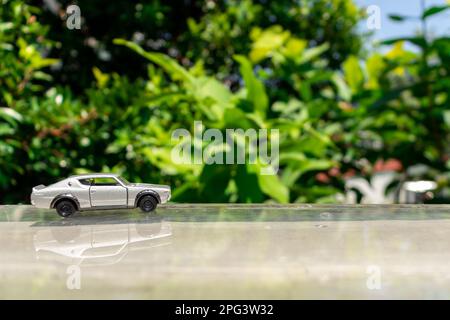 Bogor, Indonesien, 18. März 2023 - Spielzeug der alten Nissan Skyline 2000 GT-R am Rand des Glasdachs, nach einigen Änderungen. Stockfoto