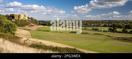 Das Dower House mit der gelben Burg befindet sich auf einem Hügel über der Autobahn M32 in Stoke Park, Bristol. Stockfoto