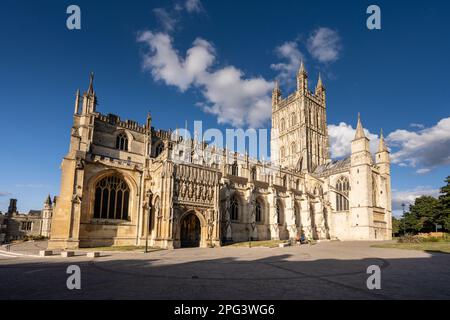 Die Sonne scheint auf der mittelalterlichen gotischen Fassade der Gloucester Cathedral. Stockfoto