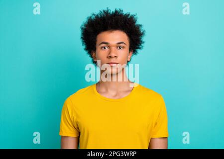 Porträt eines fokussierten jungen Menschen, isoliert auf lebendigem aquamarinfarbenem Hintergrund Stockfoto