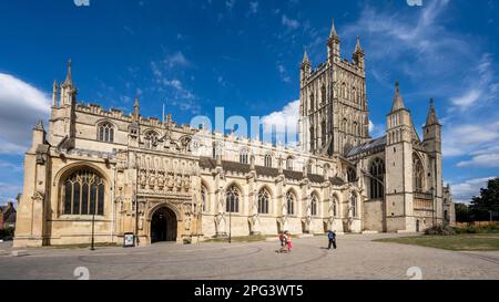 Die Sonne scheint auf der mittelalterlichen gotischen Fassade der Gloucester Cathedral. Stockfoto