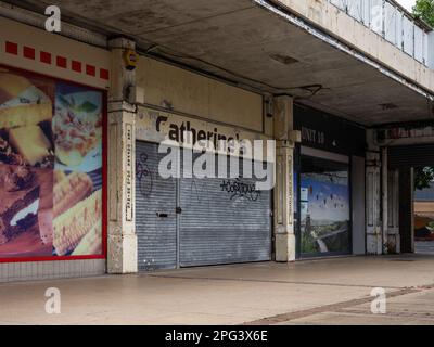 Ladeneinheiten stehen leer und geschlossen in einem verlassenen Einkaufsviertel im Süden von Bristol. Stockfoto