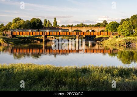 Ein Zug der Great Western Railway überquert die Flussmündung von River Trym bei Sea Mills an der Severn Beach Line im Vorort Bristol. Stockfoto