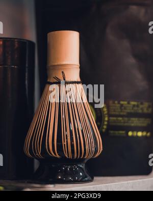 Eine vertikale Aufnahme eines Bambusschlägers für Matcha-Tee auf einer Küchenarbeitsfläche Stockfoto
