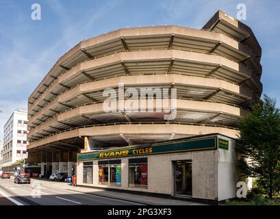 Auf dem mehrstöckigen Parkhaus Rupert Street im Stadtzentrum von Bristol scheint die Sonne. Stockfoto