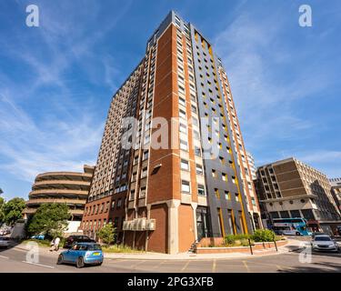 Der Fusion Tower, ein Hochhausgebäude mit Studentenhäusern im Zentrum von Bristol, scheint sonnig. Stockfoto