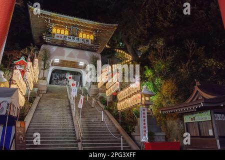 Zuishinmon, das Pförtnerhaus an der Spitze der ersten Treppe, gleich hinter dem großen Torii-Tor, ist nach dem mythischen Dragon King Castle (Ry Stockfoto