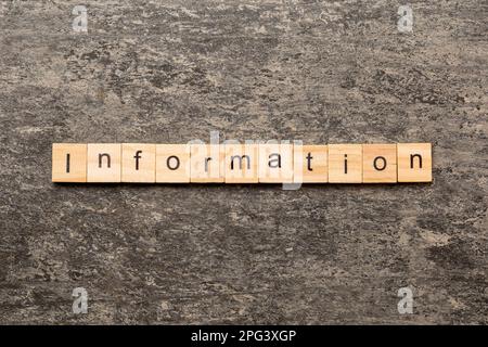Informationswort auf Holzblock geschrieben. Informationstext auf dem Tisch für Ihr Design, Konzept. Stockfoto