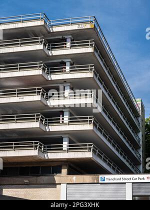 Auf dem mehrstöckigen Parkplatz in der Trenchard Street im Stadtzentrum von Bristol scheint die Sonne. Stockfoto