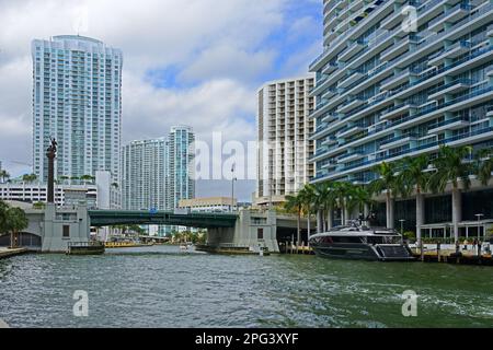 Brickell Avenue Bridge, Zugbrücke über den Miami River in Downtown Miami im Winter, Florida Stockfoto