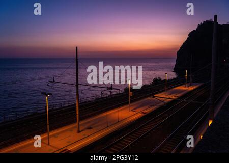 Bahnhof Corniglia bei Sonnenuntergang. Cinque Terre an der italienischen Riveria ist bei Touristen in Italien und für Instagram-Fotos sehr beliebt. Stockfoto