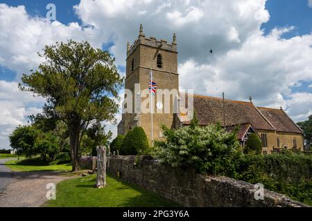 Die traditionelle englische Pfarrkirche St. Michael and All Angels in Tirley in Gloucestershire. Stockfoto